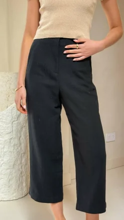 Burans Bottoms^Cammie Capri Pants - Black