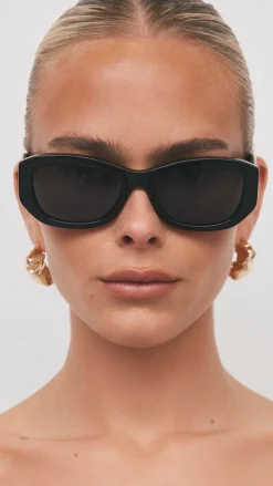 Banbe Sunglasses^The Diaz Sunglasses - Black / Black