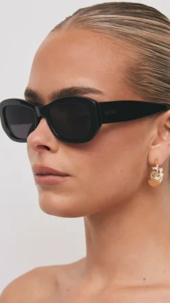 Banbe Sunglasses^The Diaz Sunglasses - Black / Black