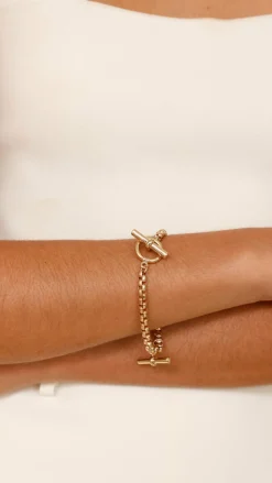 Adorne Bracelets^Toggle Detail Interest Chain Bracelet - Gold